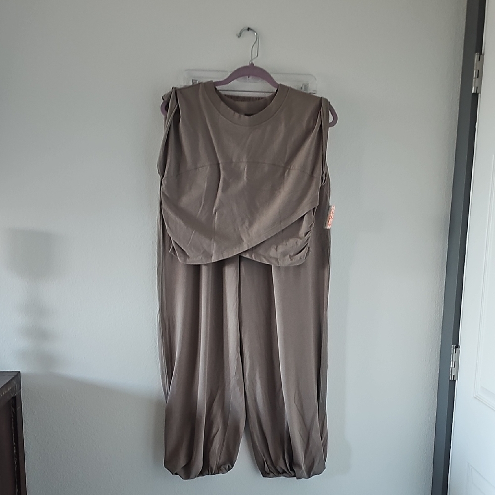 ●●FREE PEOPLE TAN SWEATPANTS & TOP NWT SIZE L●●